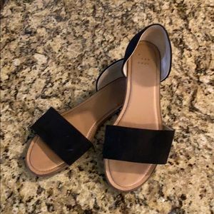 Flat open toed shoes